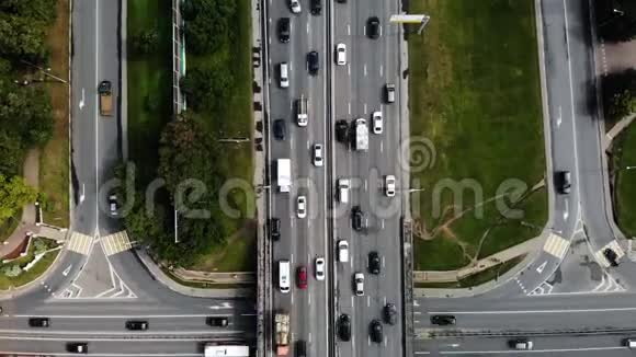 在城市的大路口与汽车卡车公共汽车的时间推移或超移动鸟瞰视频的预览图