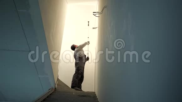 手工画家用滚柱漆白色的天花板视频的预览图