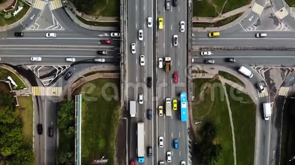 公共汽车汽车卡车的城市交叉口的俯视图白天交通大波利斯的十字路口向前迈进视频的预览图