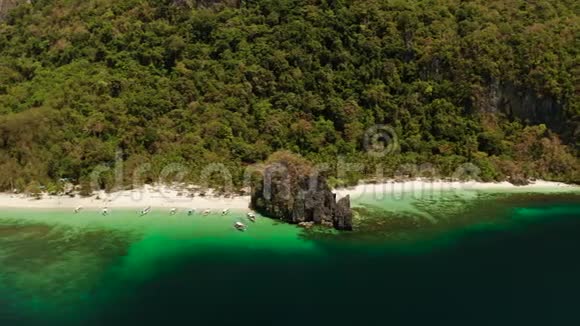带沙滩的热带岛屿埃尔尼多菲律宾有白色海滩和珊瑚的热带岛屿的海岸视频的预览图