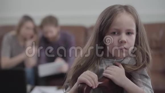 肖像小不幸女孩在椅子上看着镜头哭泣年轻女子身材模糊胡子拉碴视频的预览图