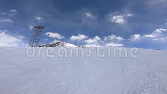 三名运动员用法国阿尔卑斯山的花样滑冰视频的预览图