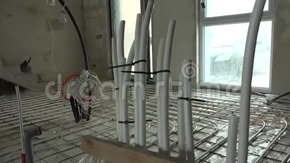 建筑工地的地暖软管和电线视频的预览图