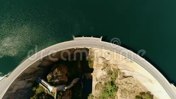 空中无人机射击美丽的大坝水和道路视频的预览图