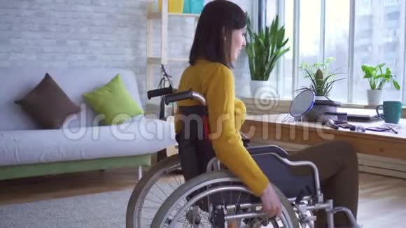 坐在轮椅上的残疾少女走到桌边化妆视频的预览图