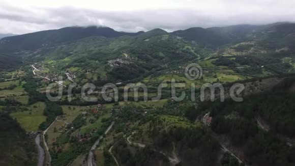 塞尔维亚山村空中场景视频的预览图