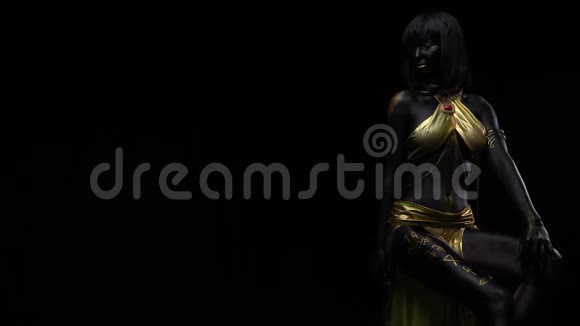黑色身体艺术和化妆的妇女与象形文字在她的腿4k视频的预览图