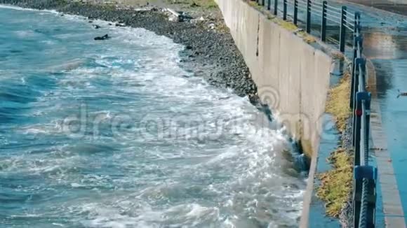 伊斯坦布尔白天巨浪在海堤上缓慢移动视频的预览图