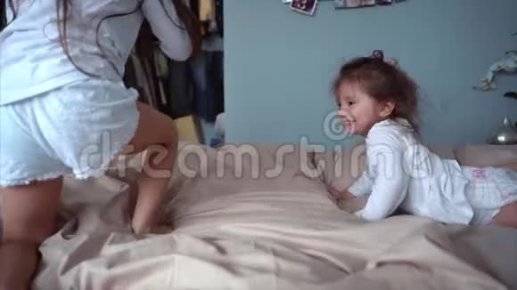 快乐的小女孩躺在俯视图姐妹视频的预览图