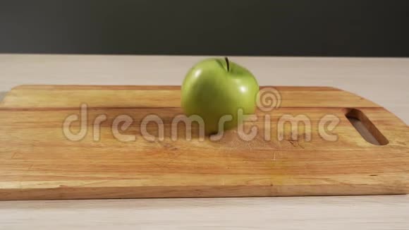 慢动作把绿苹果水果落在烹饪桌上弹得紧紧的视频的预览图