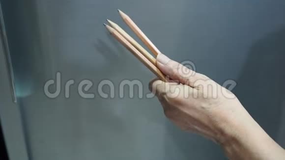 铅笔存放在冰箱里视频的预览图
