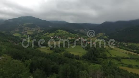 塞尔维亚山区乡村的空中景观视频的预览图