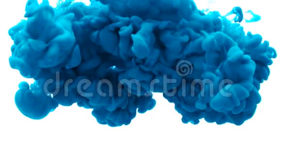 蓝色油漆墨水滴在水中慢动作视频与复制空间英气云在水下旋转摘要视频的预览图