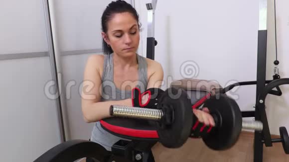 做前臂锻炼的女人视频的预览图