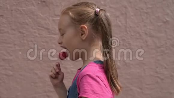 带着棒棒糖的5岁女孩视频的预览图