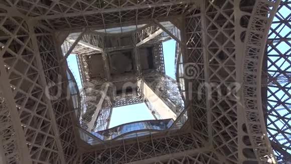 埃菲尔铁塔的底部景色视频的预览图
