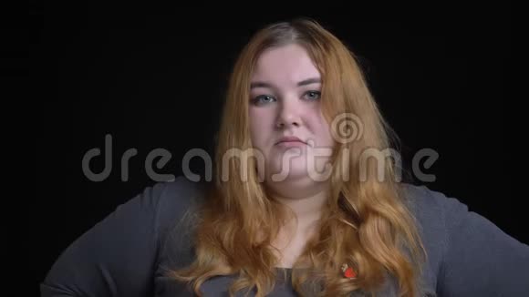 白种人年轻女性的特写镜头她生气和心烦意乱挥舞着头表示不同意视频的预览图