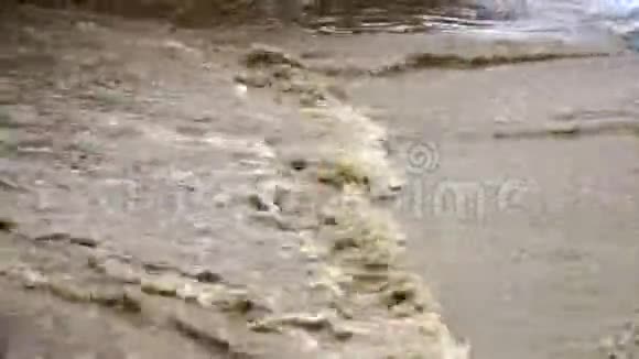 索契的洪水阿德勒区索契的洪水阿德勒区街上和铁轨上有很多水视频的预览图