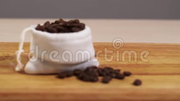 咖啡豆在4K切割板上的白色眼袋特写中散焦视频的预览图
