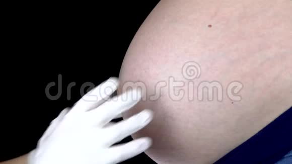 医生摸孕妇的肚子在医生检查时肚子大的年轻女子视频的预览图