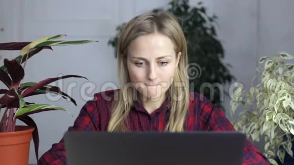女孩看着笔记本电脑屏幕第一次体验视频的预览图
