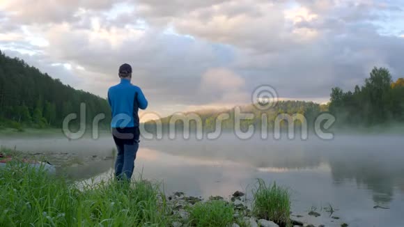 人站在透明的湖面上晨雾弥漫视频的预览图