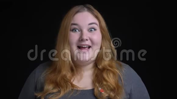 特写镜头前年轻迷人的体重超重的白种人女性开心快乐的笑容视频的预览图