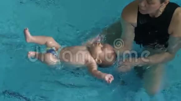 教练学习宝宝游泳视频的预览图