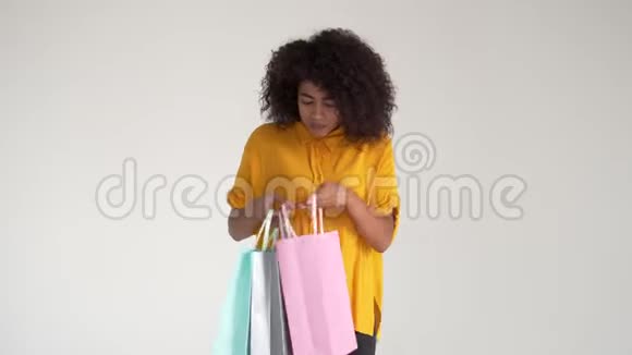非洲裔美国妇女检查她的购物袋视频的预览图