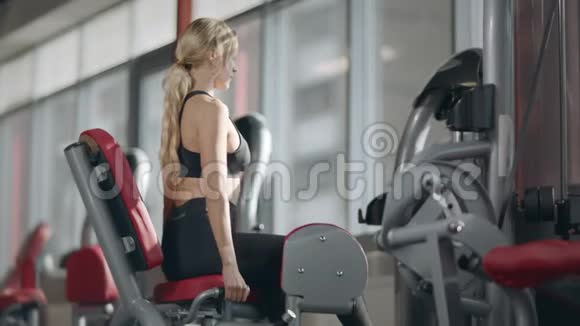 适合女性在现代健身健身房的运动模拟器上做健身运动视频的预览图