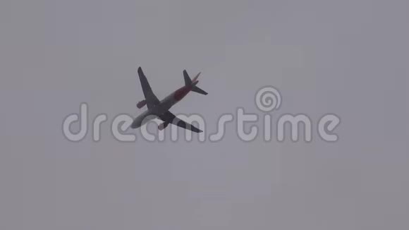 飞机飞过灰色的天空视频的预览图