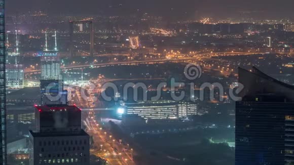 从空中观看金融和Zabeel地区的夜晚到白天随着交通和在建建筑的推移视频的预览图