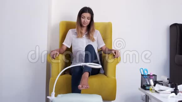 那个女孩坐在椅子上等待修脚视频的预览图