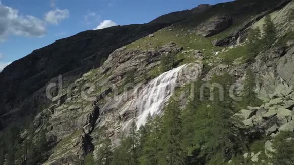 阿尔卑斯山上美丽的瀑布视频的预览图
