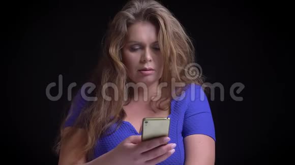 中年白种人女性在手机上浏览然后对社交媒体的帖子做出反应然后观看视频的预览图
