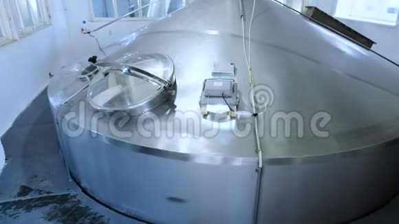 啤酒厂的现代不锈钢罐视频的预览图