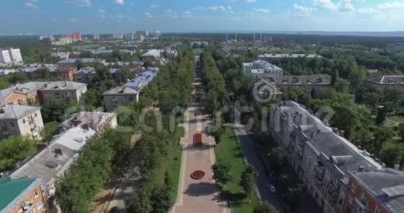 俄罗斯有林荫步道和住宅区的夏季空中景观视频的预览图