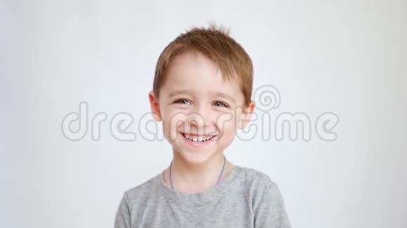 学龄前儿童肖像一个小可爱的男孩看着相机表现出情感幸福真诚视频的预览图