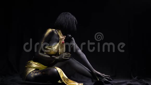 黑色和金色模特的身体艺术和化妆在地板上摆姿势4k视频的预览图