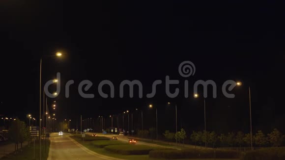 夜间道路上的闪电视频的预览图
