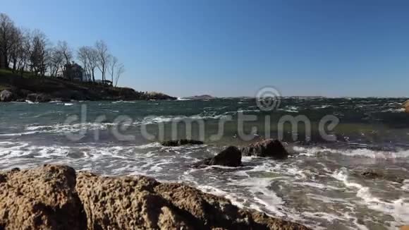 大西洋上的波涛汹涌撞击在格洛斯特的海滩上视频的预览图