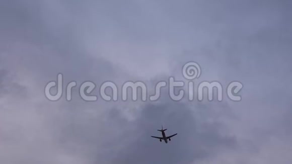 飞机在多云的天空中飞过头顶视频的预览图