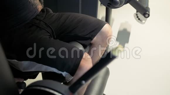 年轻的运动员在健身房做腿部伸展运动视频的预览图