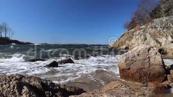 大西洋上波涛汹涌的海浪撞击在格洛斯特的海滩上视频的预览图