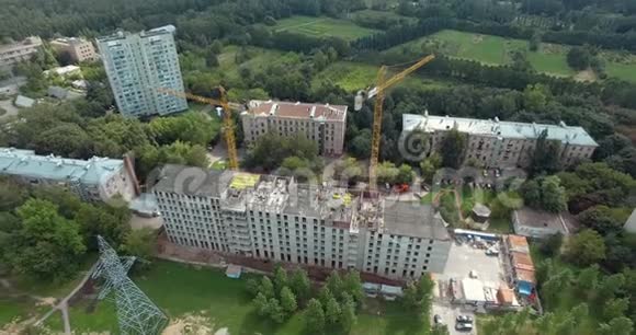 正在建造的公寓和夏季莫斯科城市景观的鸟瞰图视频的预览图