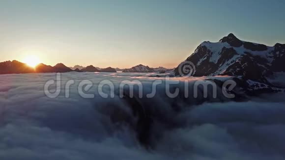 舒克山的滚滚雾气和日出视频的预览图