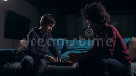 不同的青少年棋手晚上结束游戏视频的预览图