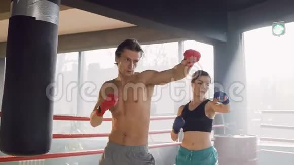 可爱的运动男女在健身房训练视频的预览图