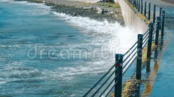 伊斯坦布尔白天巨浪在海堤上缓慢移动视频的预览图