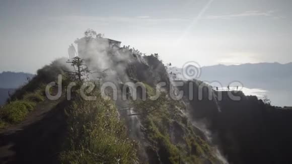 白烟从火山顶部升起视频的预览图